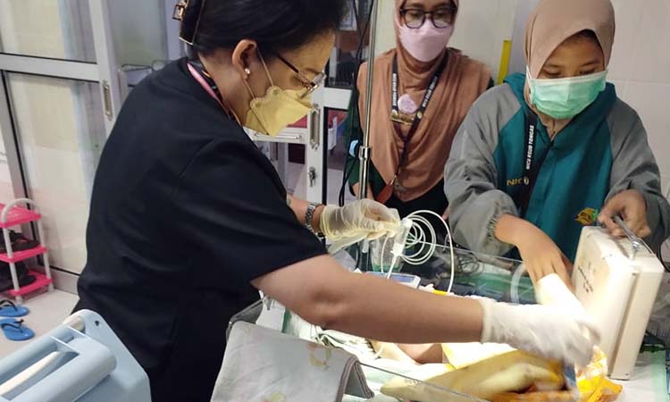 SPESIALIS: Dokter Spesialis Anak RSUD Tongas dr. Vonny Mariany Deckert, Sp.A,M. Biomed. langsung menangani bayi asal Gili Kepatang di ruang NICU.