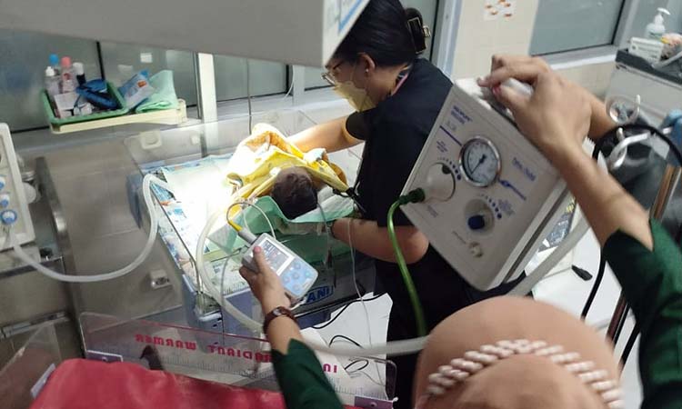PENANGANAN CEPAT: Bayi asal Gili Ketapang yang mengalami kondisi darurat langsung ditangani di ruang NICU dengan peralatan lengkap.