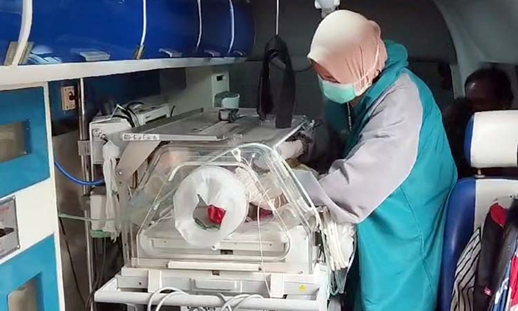 TINDAKAN MEDIS: Usai tiba di dermaga, bayi itu langsung dilakukan resusitasi pemasangan alat dan pemasangan oksigen dan resusitasi di inkubator transport di ambulans.