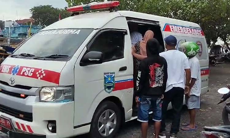 JEMPUT BOLA: Inovasi Pelayanan Si JERUK GLIPANG menyiapkan ambulans, tenaga medis, dan peralatan lengkap.