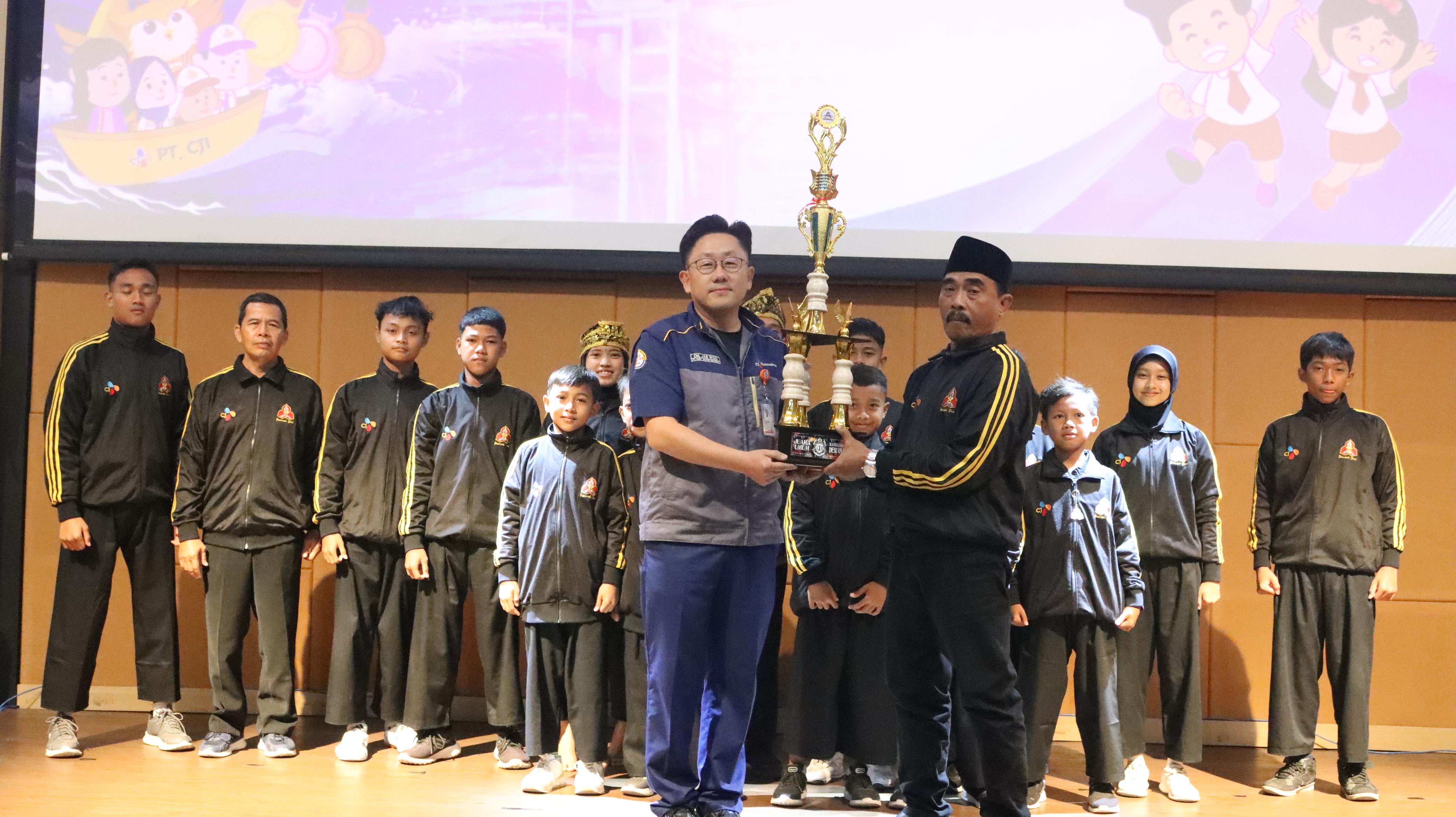 BERPRESTASI: Vice President Director PT CJI Oh Jae Woo secara simbolis menerima piala kejuaraan dari prestasi yang diraih oleh Silat Perisai Diri Binaan PT CJI.