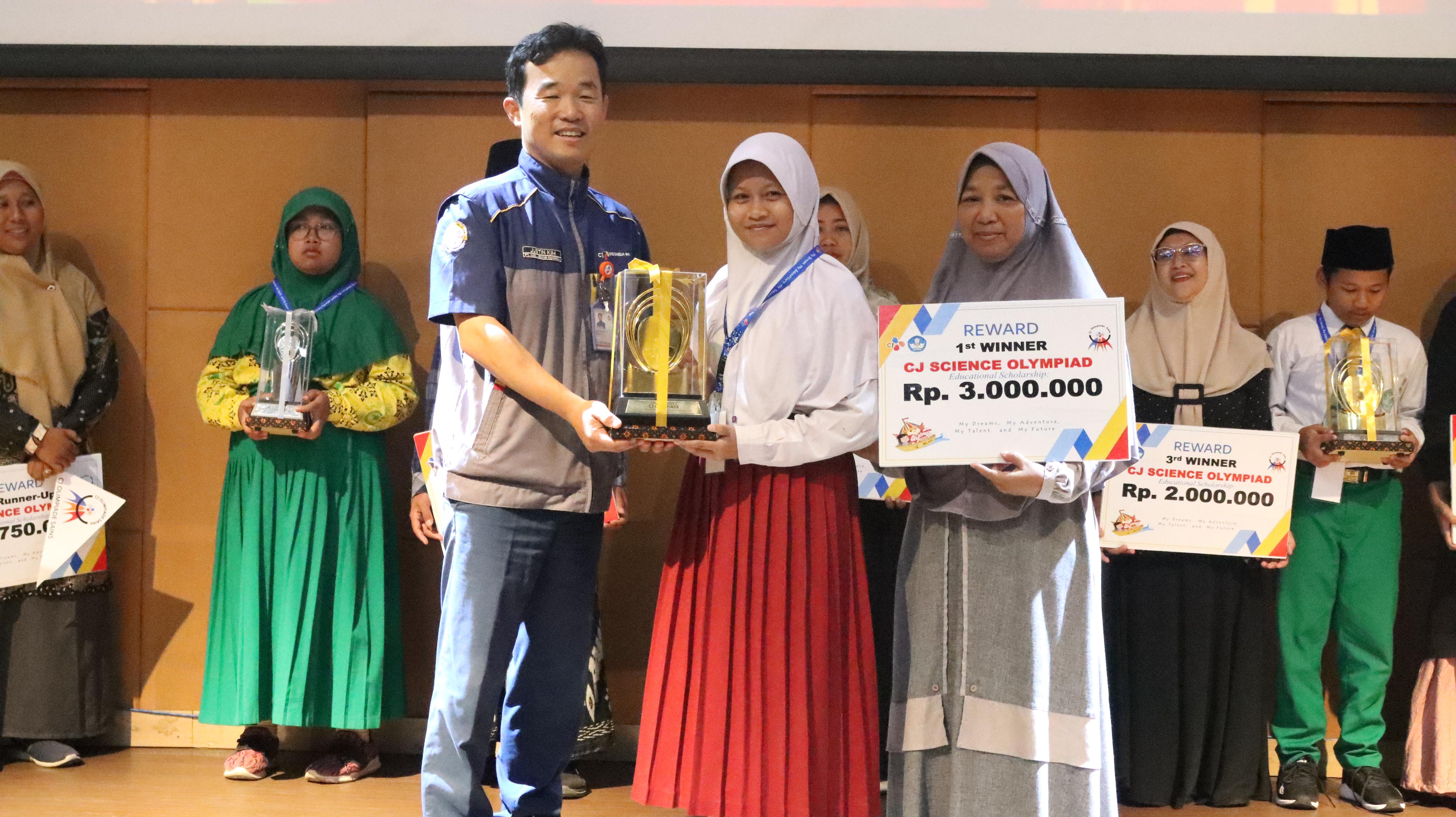 PEDULI PENDIDIKAN: Pemberian hadiah kepada siswa berprestasi dalam Lomba CJ Olimpiade.