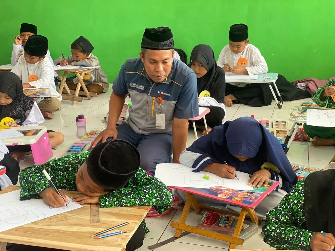 GENERASI PENERUS: Aktivitas keagamaan TPQ di Masjid Baiturrahman Desa Arjosari binaan PT CJI.