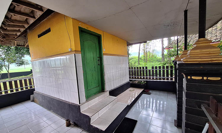 TERAWAT: Bangunan punden Mbah Ndilem yang tampak terawat hingga sekarang.