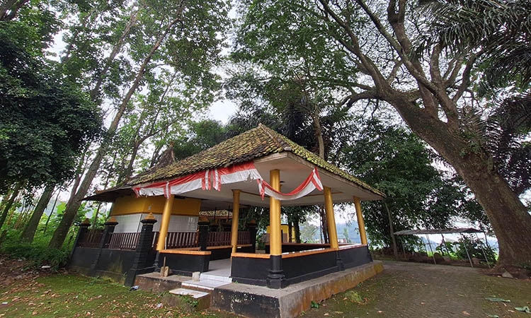 ASRI: Keberadaan Punden Mbah Ndilem yang diselimuti banyak pepohan rindang. Membuat kawasan setempat asri.
