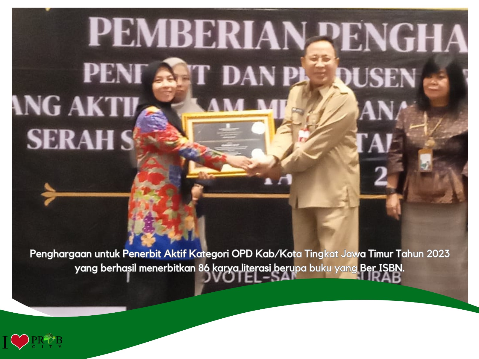 TERBANYAK : Disdikbud Kota Probolinggo mendapatkan penghargaan sebagai Penerbit Aktif kategori OPD Kabupaten/Kota tingkat Jawa Timurkarena berhasil menerbitkan 86 karyaliterasi buku yang ber-ISBN.