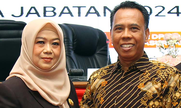 POLITISI: Dr Soemarjono, M.Pd. bersama sang istri, Ita Fidayanti, yang kini sama-sama duduk di parlemen. Soemarjono ada di DPR Provinsi dan Ita Fidayanti duduk di parlemen Kota Pasuruan.