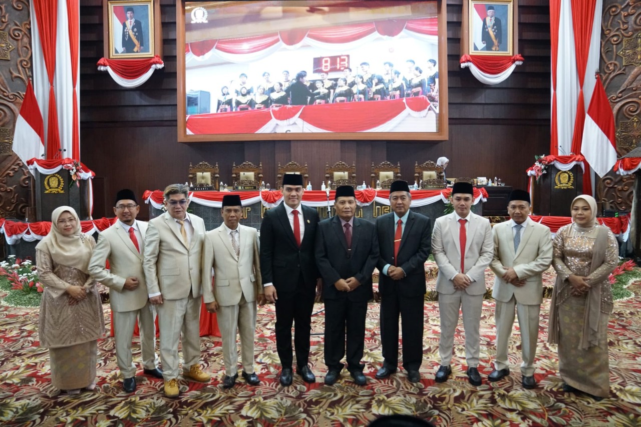 NAIK LEVEL: Soemarjono (empat dari kiri) bersama anggota fraksi DPRD Provinsi Jatim.