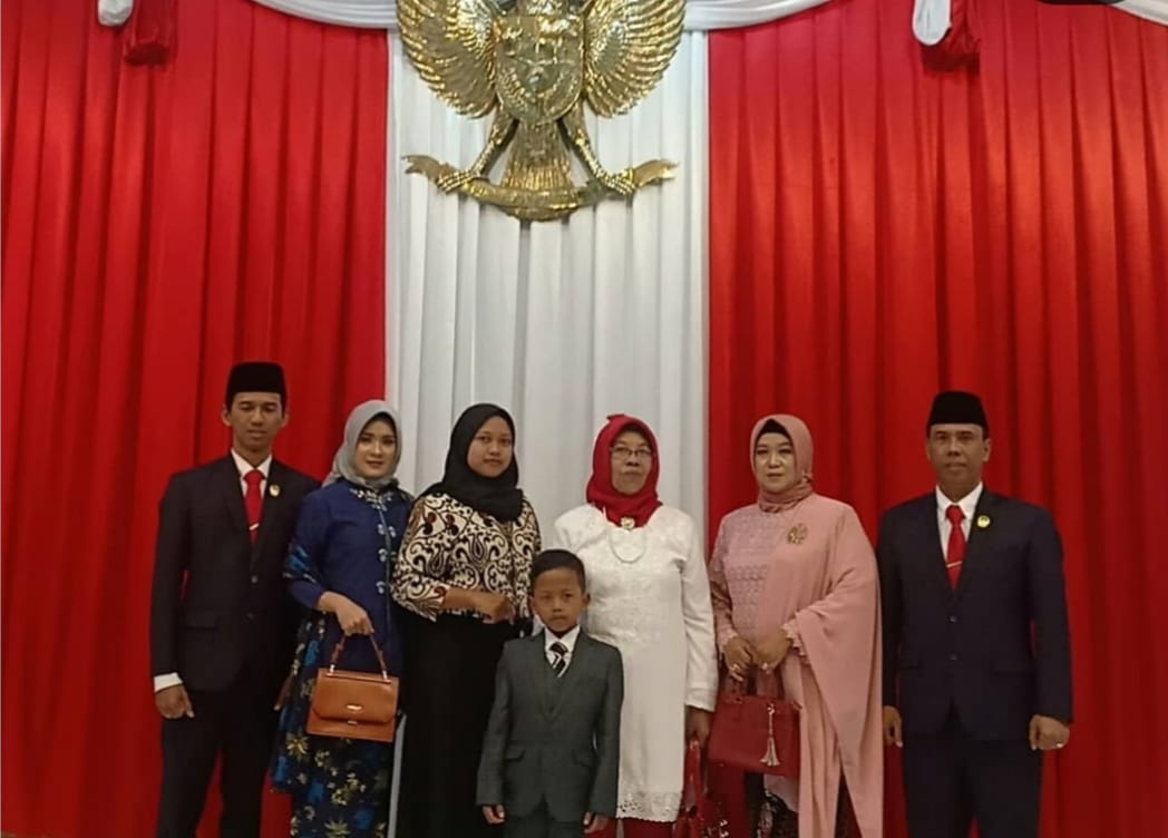 LENGKAP: Soemarjono bersama keluarga dalam sebuah kesempatan.