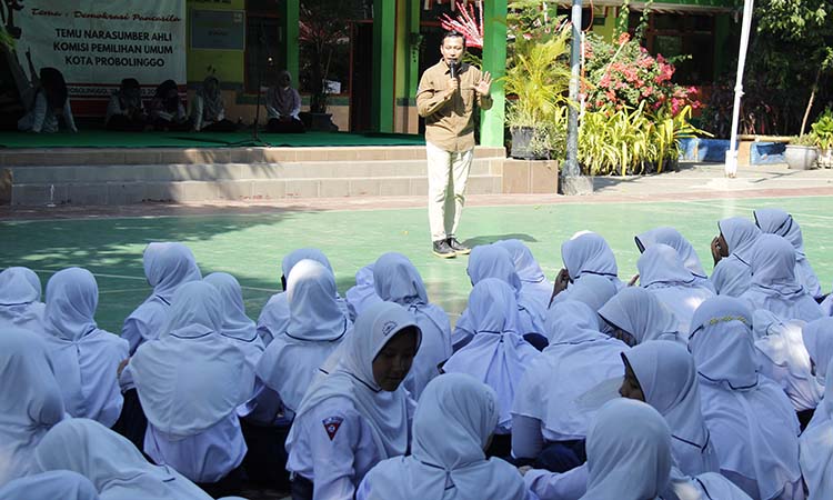 PENDIDIKAN PEMILIH: Radfan Faisal saat memberikan sosialisasi pada pelajar. Tidak hanya pada pelajar di tingkat perguruan tinggi dan SMA, namun juga di tingkat SMP.