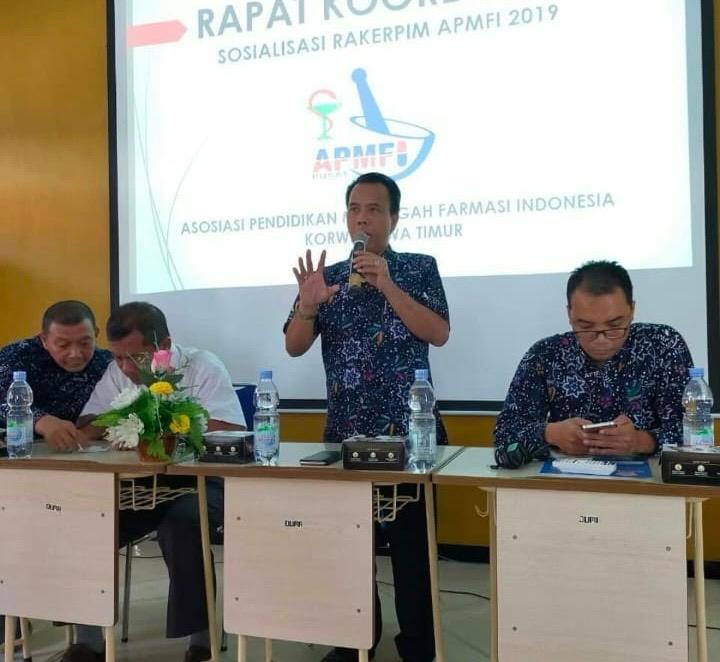 DEWAN PEMBINA: Soemarjono saat bersama pengurus yayasan SMK Prabujayanegara Lawang. Kanan, Bersama siswa SMK dan Moreno Soprapto, yang saat ini menjadi anggota DPR RI.