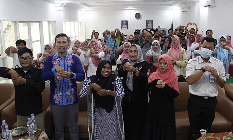 INKLUSIF: Radfan Faisal saat memberikan sosialisasi pada komunitas penyandang disabilitas di Kota Probolinggo. Hak-hak penyandang disabilitas setara dengan pemilih kategori lainnya.
