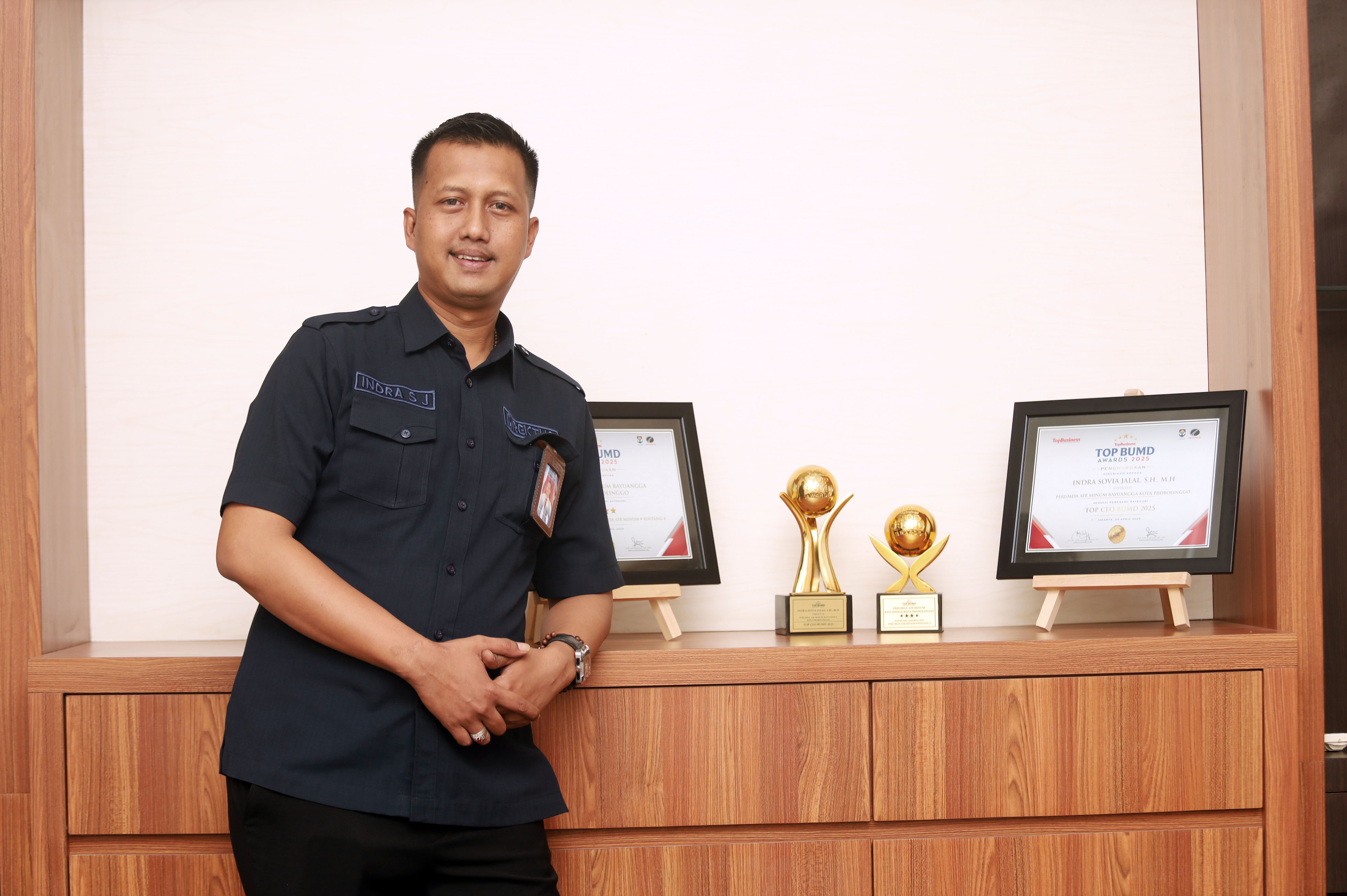 PENGHARGAAN: Direktur Perumdam  Bayuangga Kota Probolinggo  Indra Sovia Jalal berpose bersama penghargaan TOP Pembina BUMD,  TOP CEO, dan TOP Perumda Bintang 4 pada ajang TOP BUMD Award 2025.