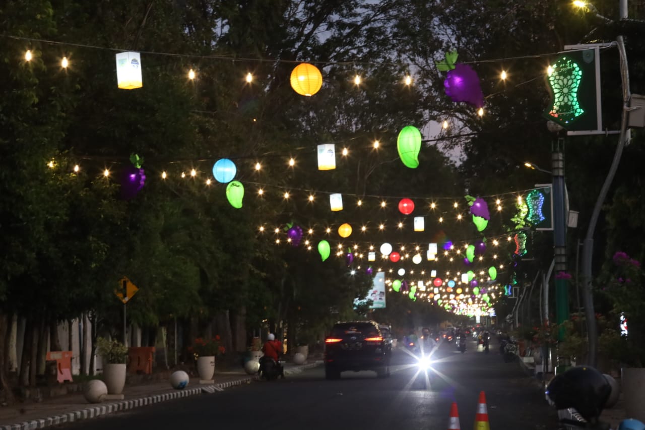 CANTIK: Ruas jalan Suroyo dipenuhi gemerlap lampu yang membuat kawasan setempat kian cantik. (Zainal Arifin/ Radar Bromo)