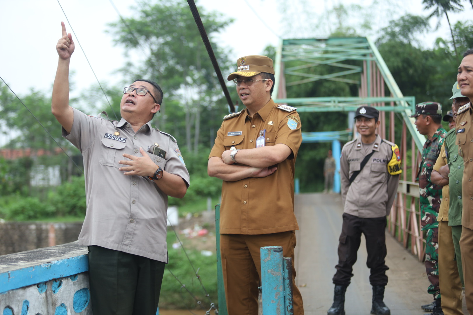 PERIKSA: Wali Kota Aminuddin meninjau Sungai Kedunggaleng yang berada di wilayah paling selatan Kota Probolinggo. Pemkot ingin menyukseskan program Probolinggo Bebas Banjir dalam Probolinggo Bersolek.