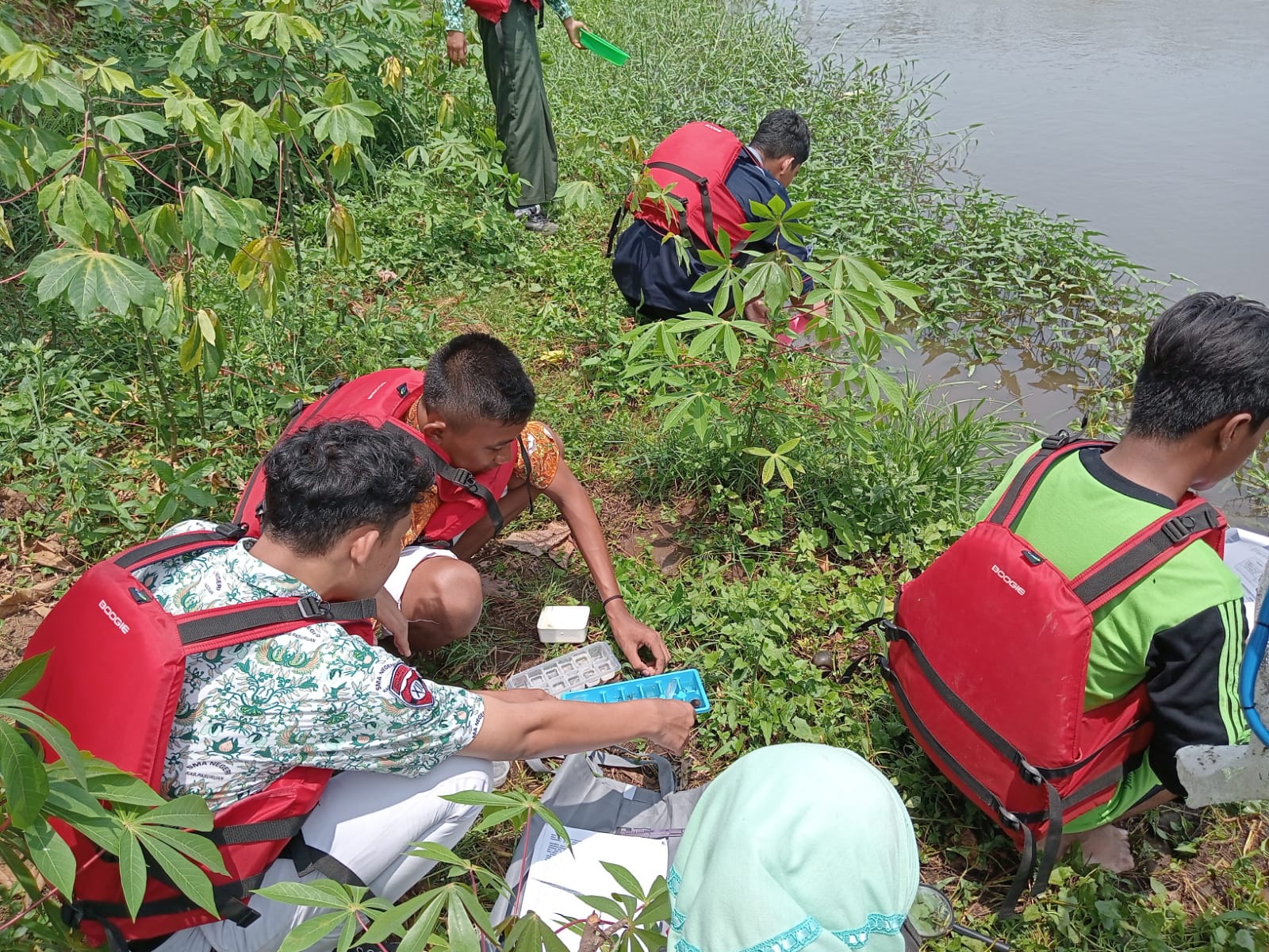 DETEKTIF AIR: Sejumlah pelajar mengikuti kegiatan STOMATA (Sekolah Mitra Taman Kehati AQUA) menjadi detektif Mata Air Umbulan. STOMATA melibatkan berbagai kegiatan seperti pendidikan lingkungan, konse