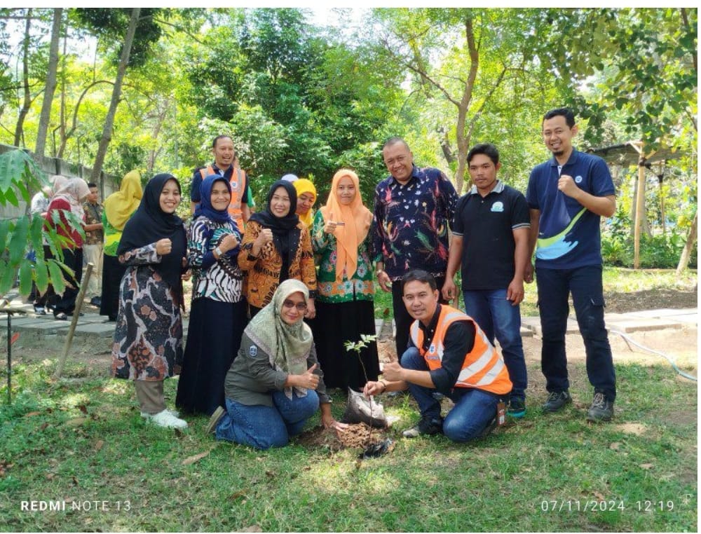 TANAM POHON: Kepala Pabrik AQUA Keboncandi M. Fahroni menanam pohon dalam acara penanaman di Taman Kehati AQUA Keboncandi bersama mitra lokal.