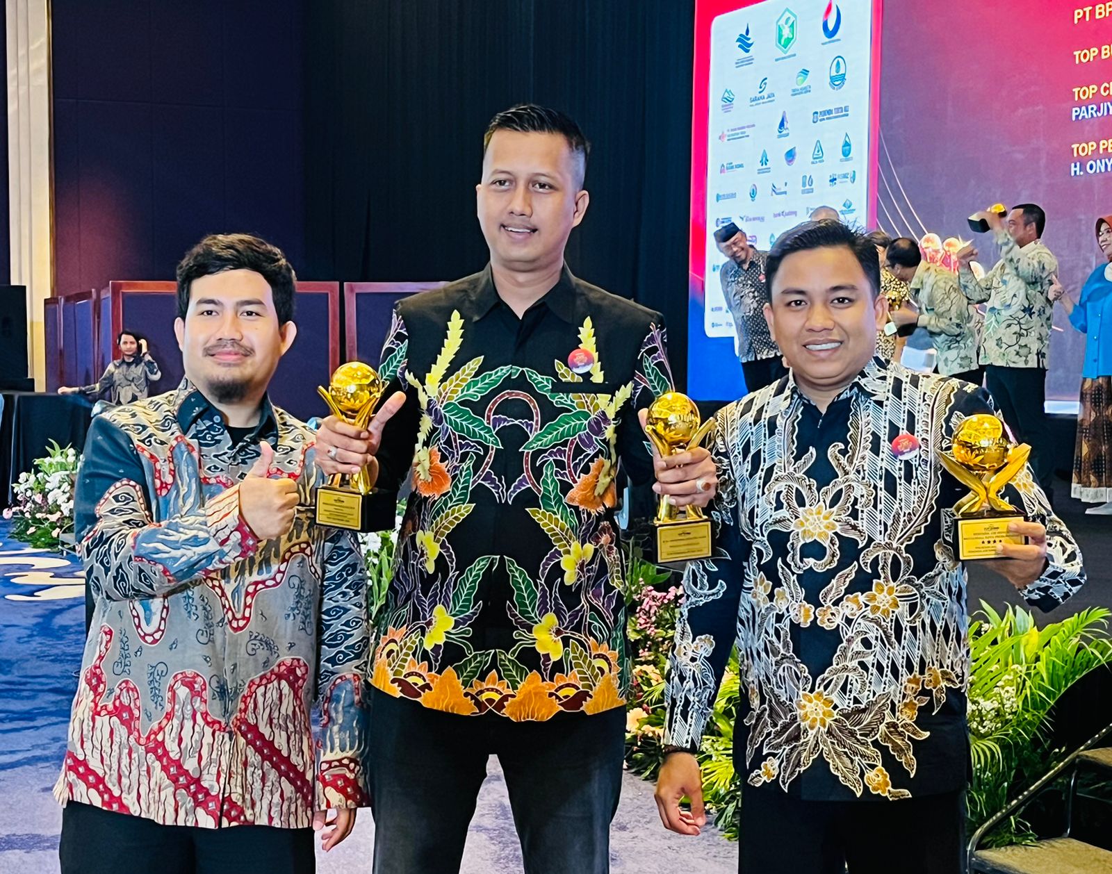 PENGHARGAAN: Direktur Perumdam  Bayuangga Kota Probolinggo  Indra Sovia Jalal saat menerima  penghargaan TOP Pembina BUMD,  TOP CEO, dan TOP Perumda Bintang 4 pada ajang TOP BUMD Award 2025.