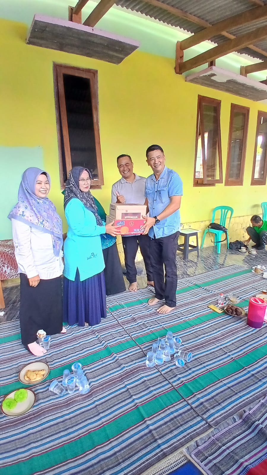 MAKANAN BERGIZI: Perwakilan PT BJB saat menyerahkan bantuan makanan bergizi bagi anak-anak melalui Posyandu Permata Berlian, Kelurahan Kedungasem.