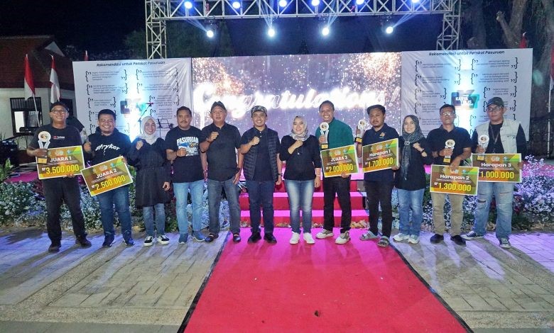 TERBUKA: Penandatanganan deklarasi keterbukaan informasi publik. Penandatangan ini dilaksanakan di malam puncak gelaran lomba karya tulis wartawan (LKTW), 24 Agustus 2024 di halaman Taman Kota.