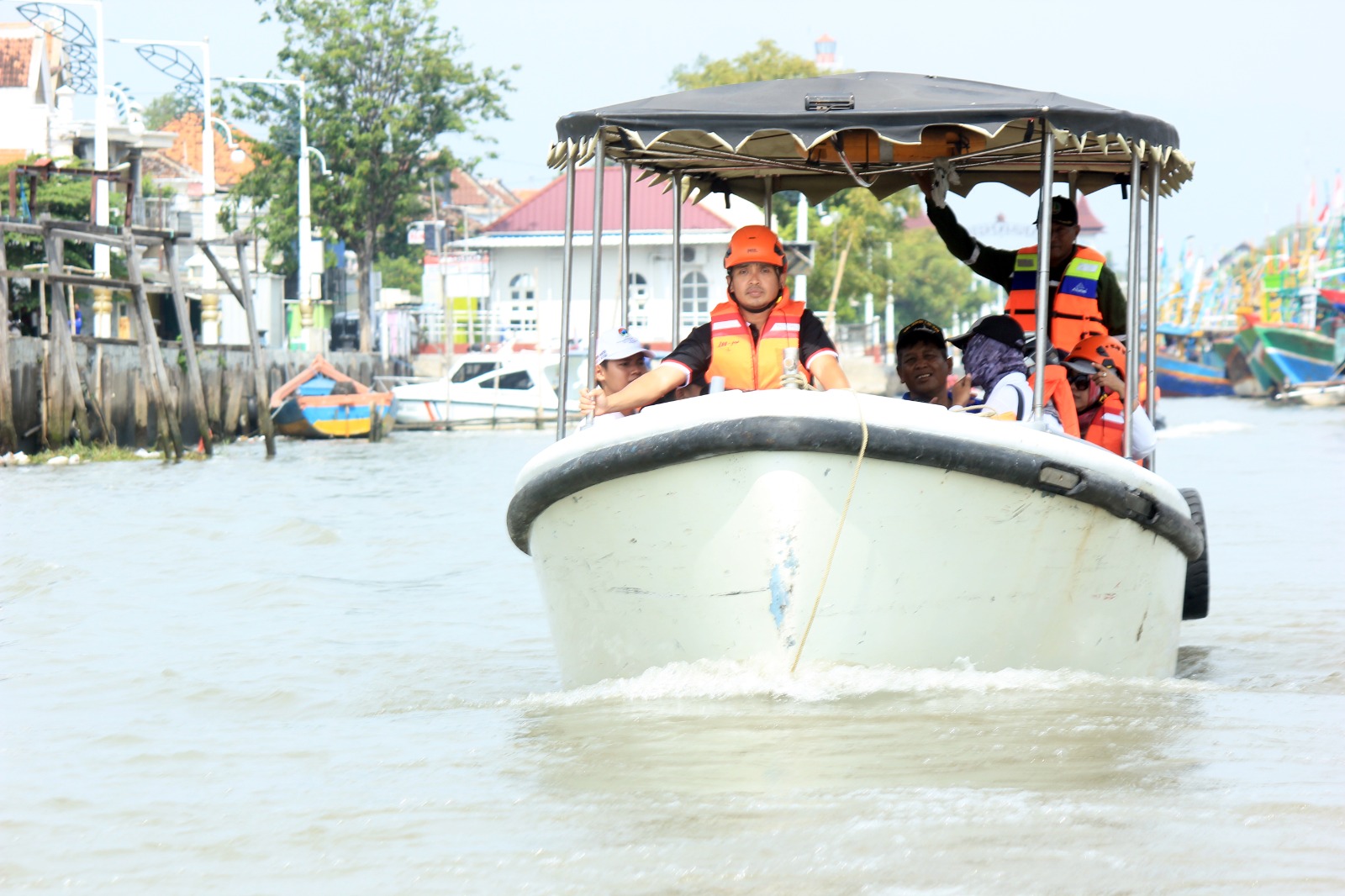 SUSUR SUNGAI: Wali Kota Pasuruan H. Adi Wibowo, S.TP., M.Si. saat melakukan susur sungai untuk memetakan potensi wisata Kota Pasuruan.