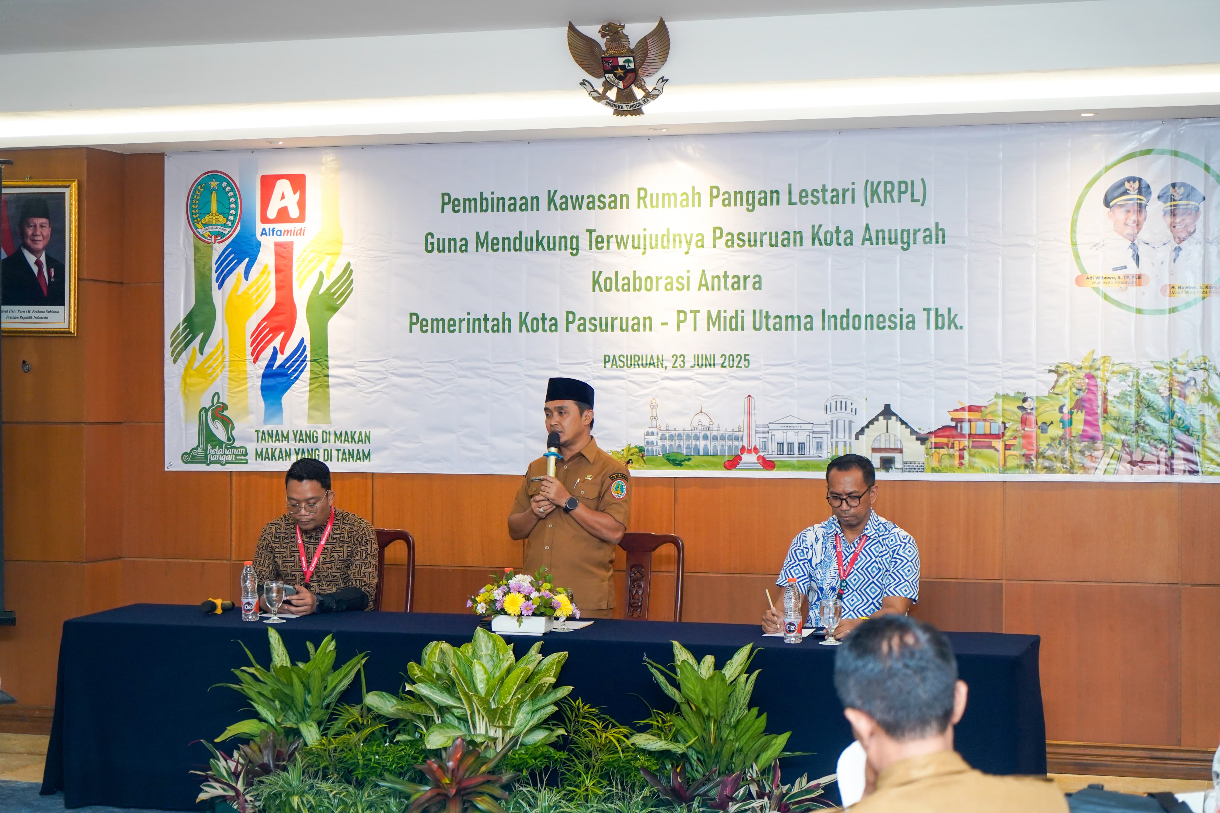 GANDENG WARALABA: Wali Kota Pasuruan H. Adi Wibowo, S.TP., M.Si menggandeng warabala untuk menyediakan gerai khusus produk UMKM lokal.