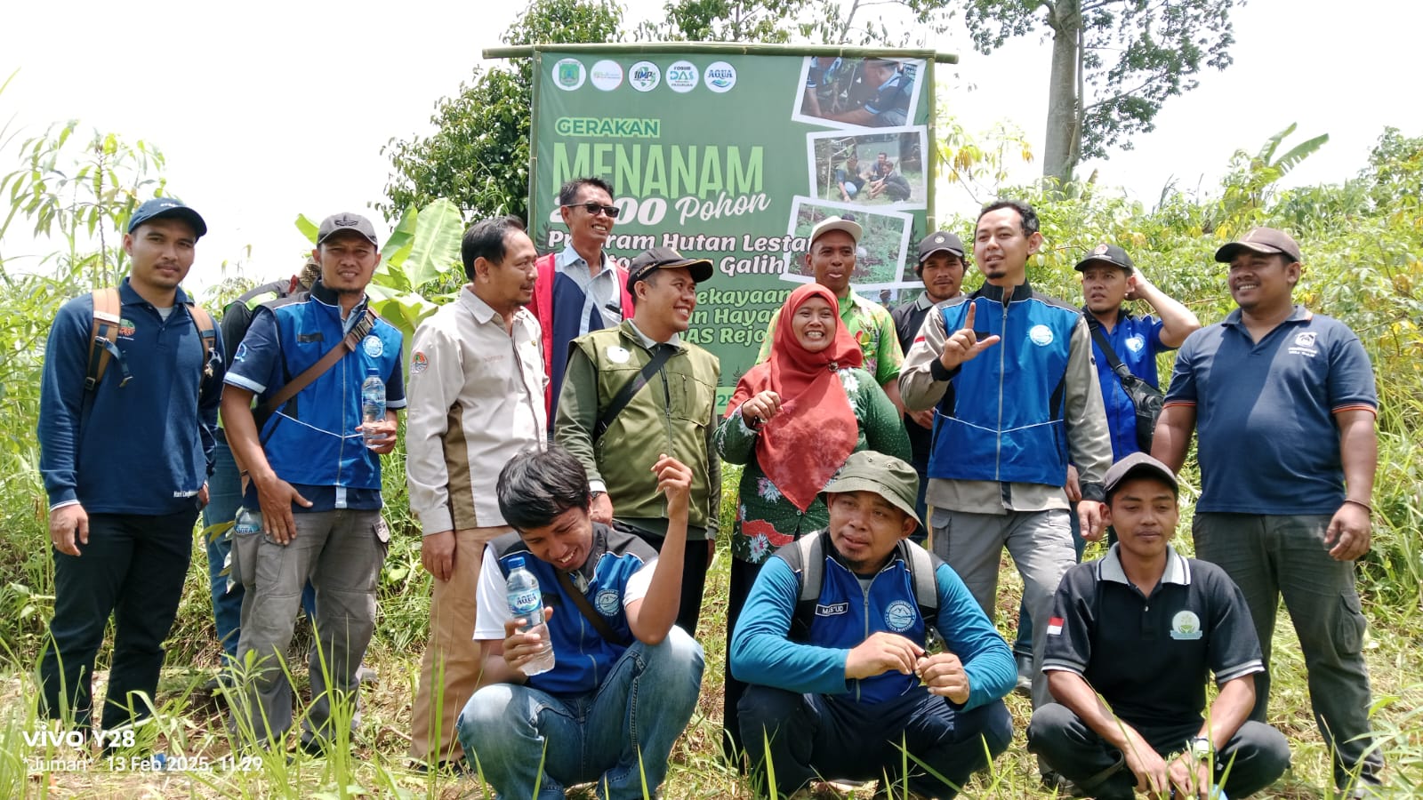 KONSERVASI: Serah terima bibit kopi dari program konservasi CSR Aqua Keboncandi pada KMPS Pranata Desa Galih.
