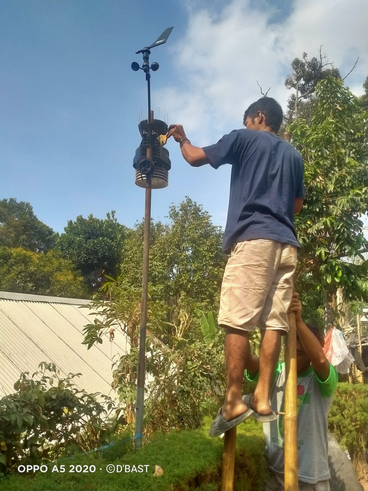 MONITORING: Alat monitoring kondisi iklim di Desa Galih, sebagai upaya mendapat data base iklim untuk melakukan konservasi hutan dan lahan.