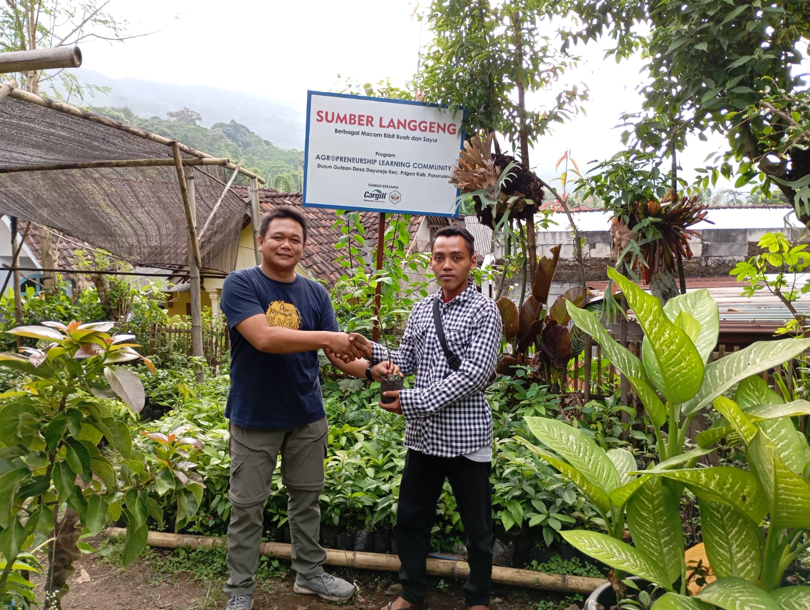 KONSERVASI: Serah terima bibit kopi dari program konservasi CSR Aqua Keboncandi pada KMPS Pranata Desa Galih.