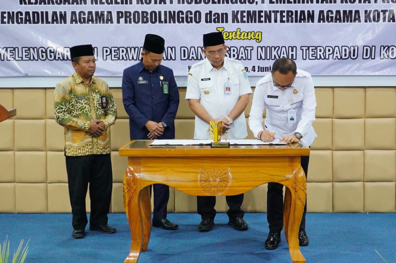 MOU PERISAI: Kajari Kota Probolinggo Dodik Hermawan, S.H., M.H. menandatangani MoU Layanan PERISAI bersama Wali Kota Probolinggo, Ketua Pengadilan Agama, dan Kepala Kemenag Kota Probolinggo.