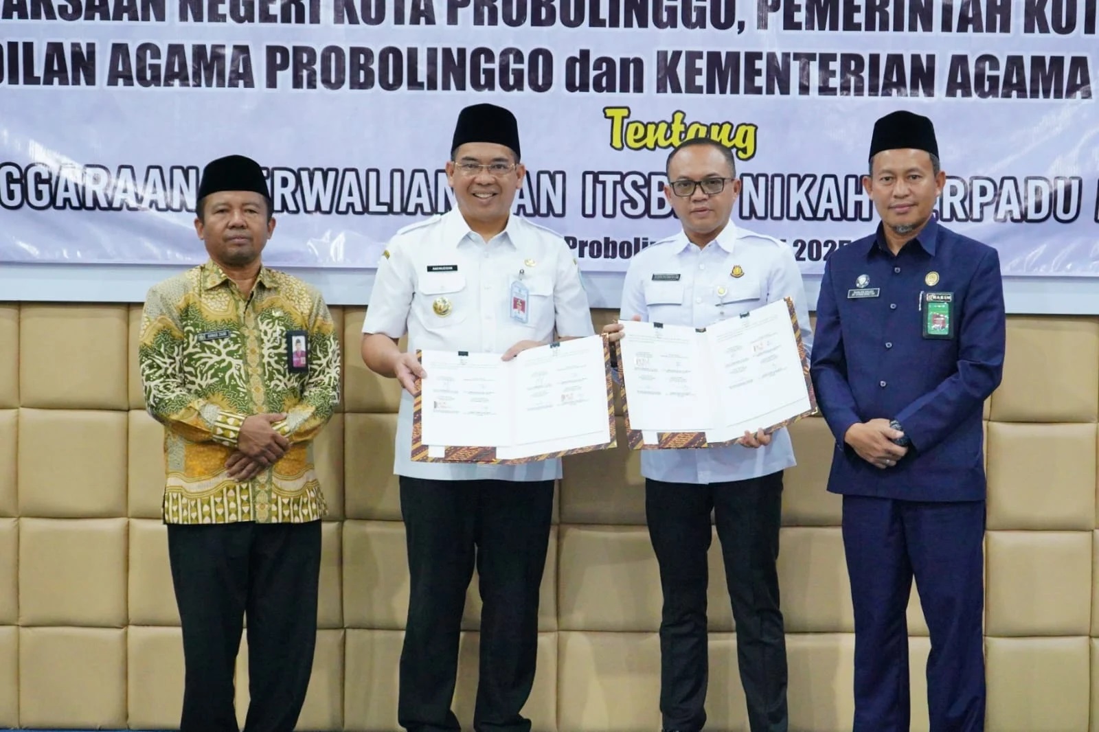 SINERGI: Kajari Kota Probolinggo Dodik Hermawan, S.H., M.H. bersama Wali Kota Probolinggo dr. Aminuddin menunjukkan MoU Layanan PERISAI yang telah ditandatangani bersama.