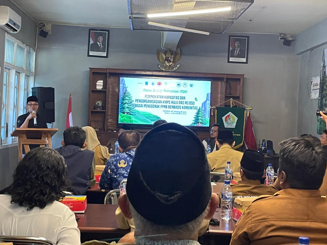 PRESENTASI: Camat Lumbang, Kabupaten Pasuruan, Bambang Suhartono saat presentasi dalam rapat koordinasi membahas Pokja Lumbang Kencana dengan TKPSDA WS Welang Rejoso.