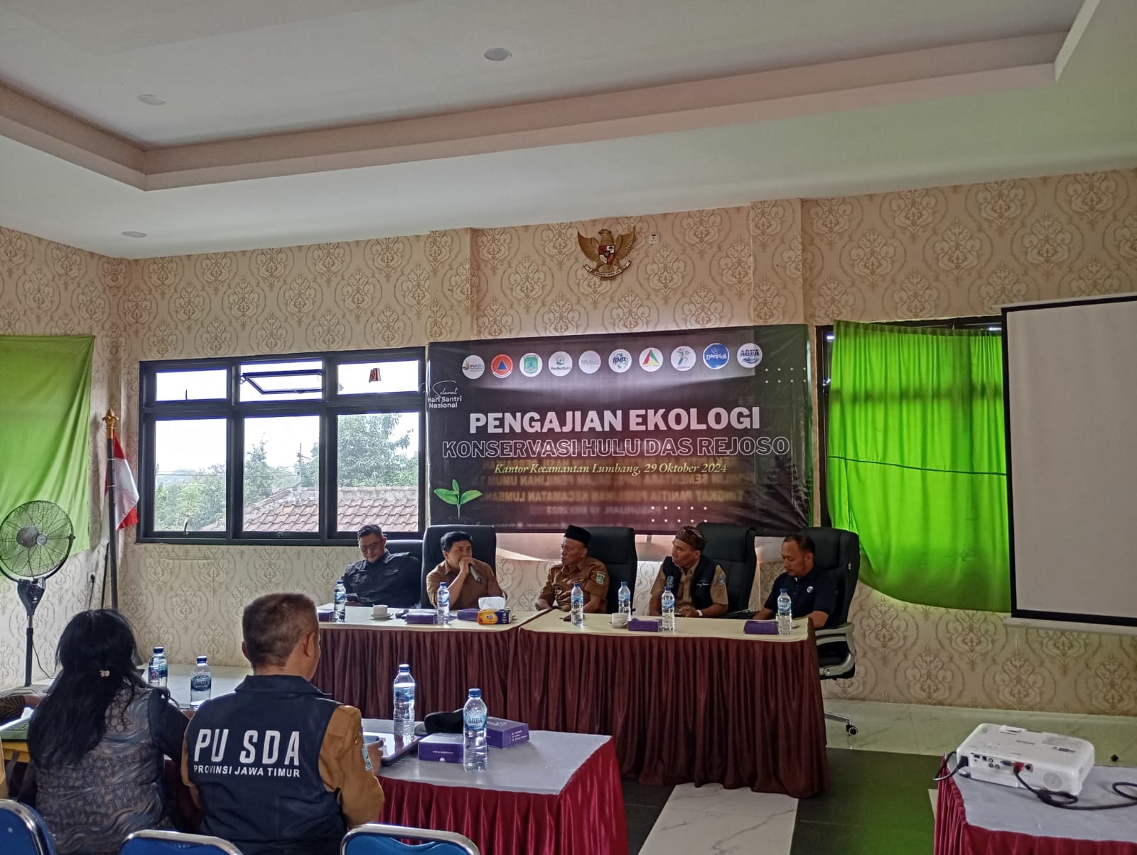EMBRIO: Pengajian ekologi digelar di Kecamatan Lumbang. Kegiatan ini salah satu embrio pembentukan forum pengurangan risiko bencana berbasis komunitas.