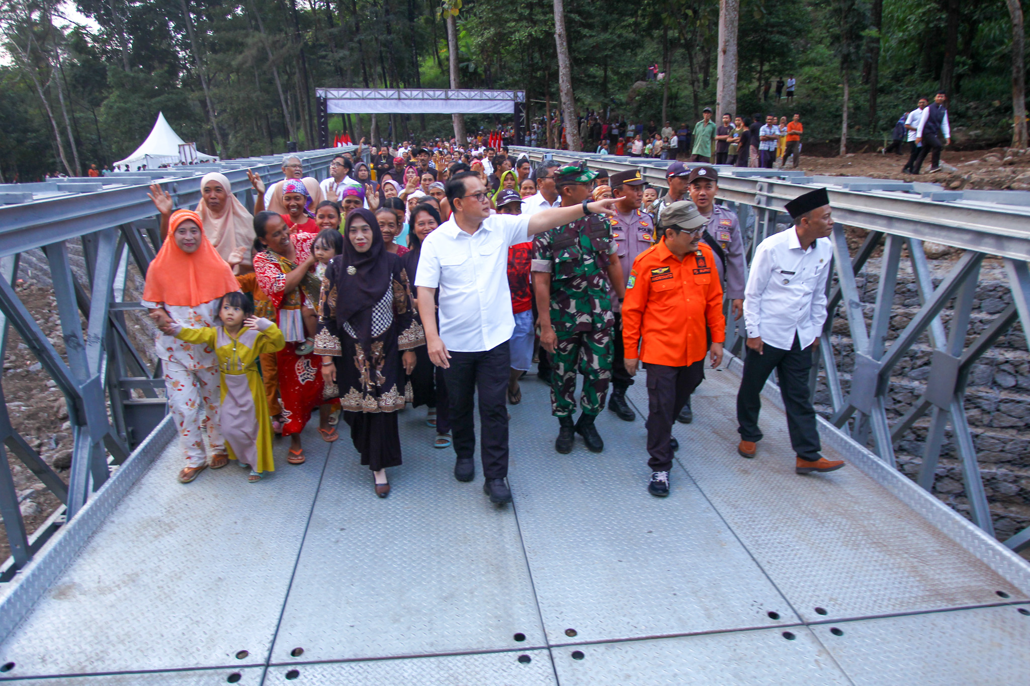PERESMIAN: Tanggul dan jembatan Lumbang yang baru di Desa/Kecamatan Lumbang, Kabupaten Pasuruan, selesai dibangun dan diresmikan pada Minggu, 14 Juli 2024. Jembatan yang lama diterjang banjir.