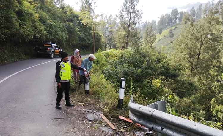 JURANG JONTRO: Anggota kepolisian melakukan olah TKP di Jurang Jontro, Desa Wonokerto. Salah satu titik rawan kecelakaan lalu lintas di jalur menuju kawasan wisata Gunung Bromo.