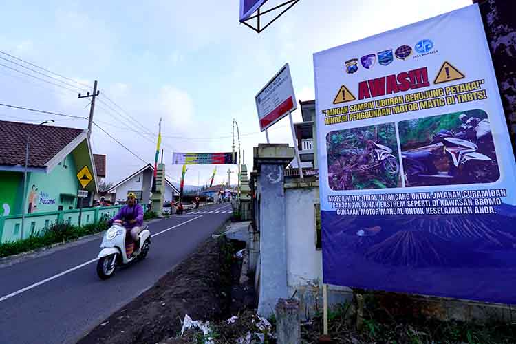 KURANG AMAN: Pengendara motor matik melintas di jelur menuju kawasan wisata Gunung Bromo, Desa Ngadisari, Kecamatan Sukapuran, beberapa waktu lalu.