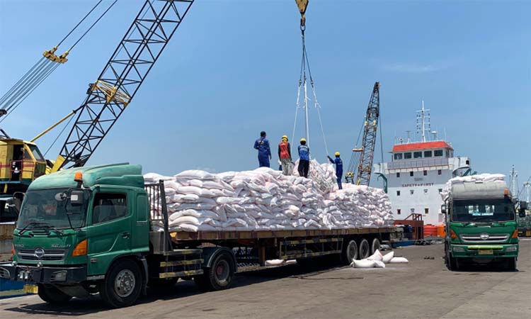 BONGKAR PUPUK: Beginilah suasana bongkar muat saat kapal KM Maritim Trans memuat 2.900 MT pupuk di pelabuhan DABN.