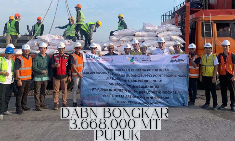 BONGKAR PUPUK: Suasana bongkar muat KM Sahabat Sejati memuat 3.668.000 MT pupuk (kanan) dari PT Pupuk Sriwidjaja Palembang tiba di pelabuhan DABN.