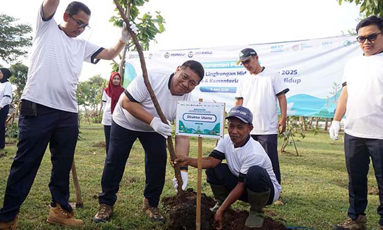 TANAM: Sebagai bentuk kepedulian terhadap lingkungan, pihak PT Jasamarga Gempol Pasuruan melakukan penanaman pohon.