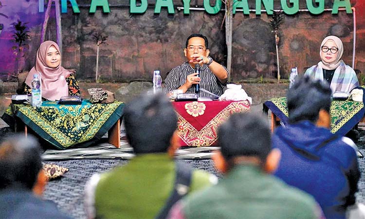 &bull;	DIALOG: Ketua DPRD Hj. Syntha bersama Wali Kota dr. Aminuddin saat berdialog dengan pelaku Ekraf Kota Probolinggo, di kampung Seni TRA Bayuangga, Jl. Hayam Wuruk, Mangunharjo Kota Probolinggo.