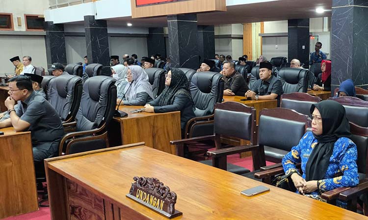 RAPAT: Legislatif dan eksekutif saat menggelar rapat di gedung DPRD Kota Pasuruan beberapa waktu lalu.