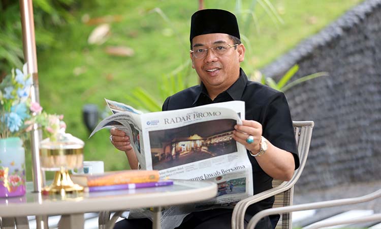 AWALI PAGI: Wali Kota Probolinggo dr. Aminuddin sebelum berangkat bekerja. (Zainal Arifin/ Radar Bromo)