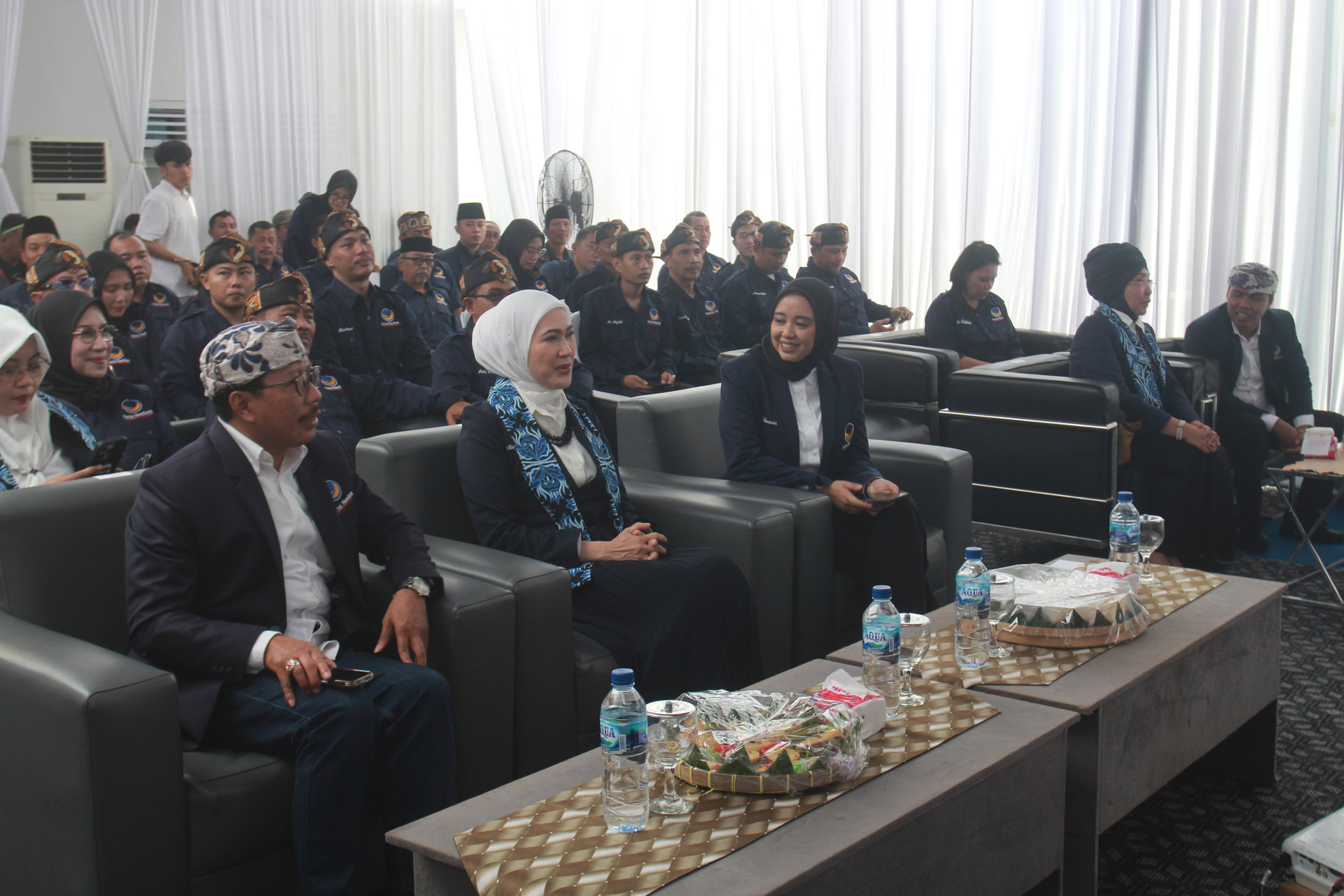 BERSAMA: Hj. Dini Rahmania, Lita Machfud Arifin, dan H. Aminurrokhman, sekretaris DPW Partai NasDem Provinsi Jawa Timur.