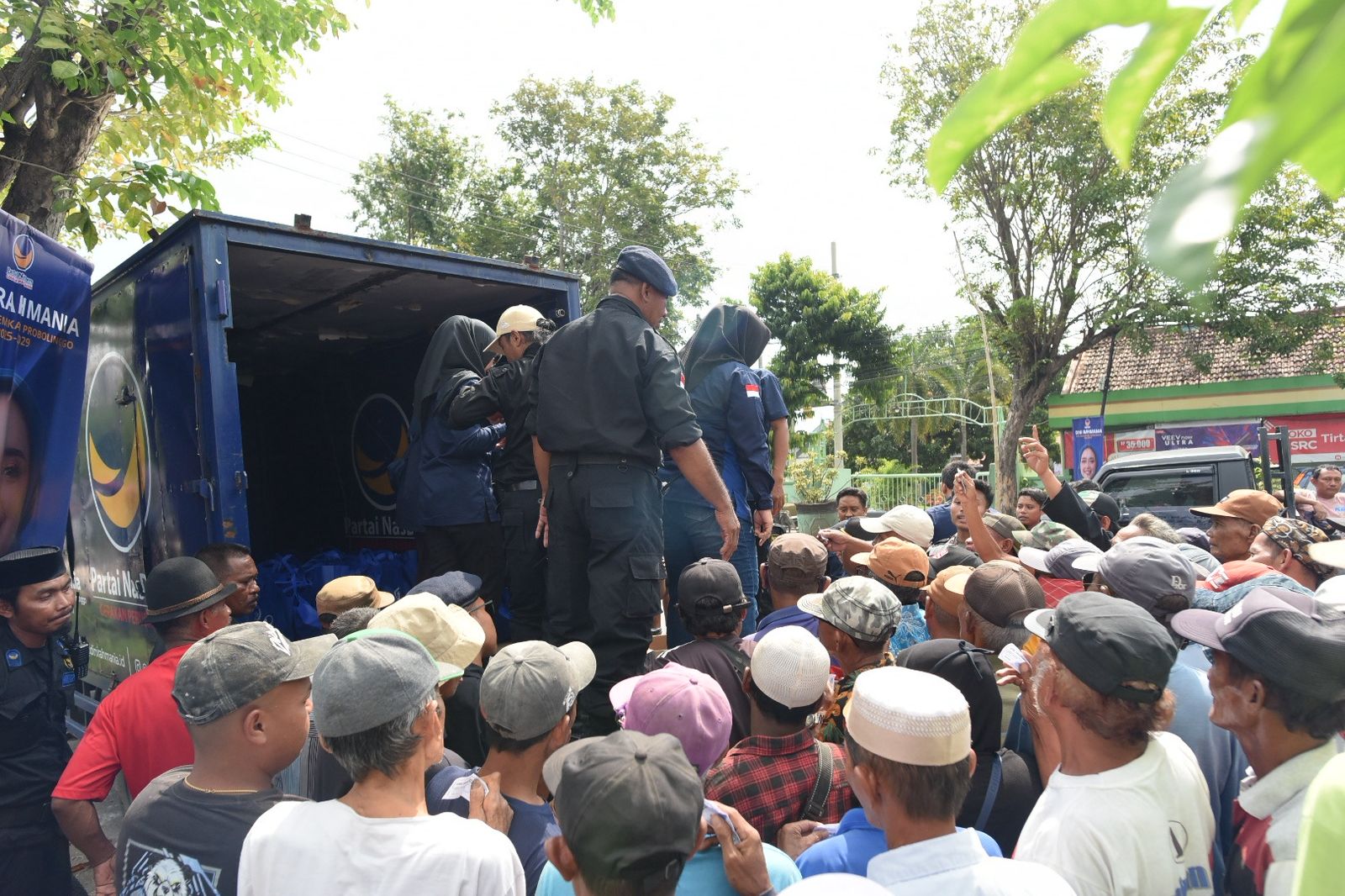 SEMBAKO: Sebanyak 399 sembako dibagikan kepada tukang becak, juru parkir, dan masyarakat sekitar usai pelantikan.