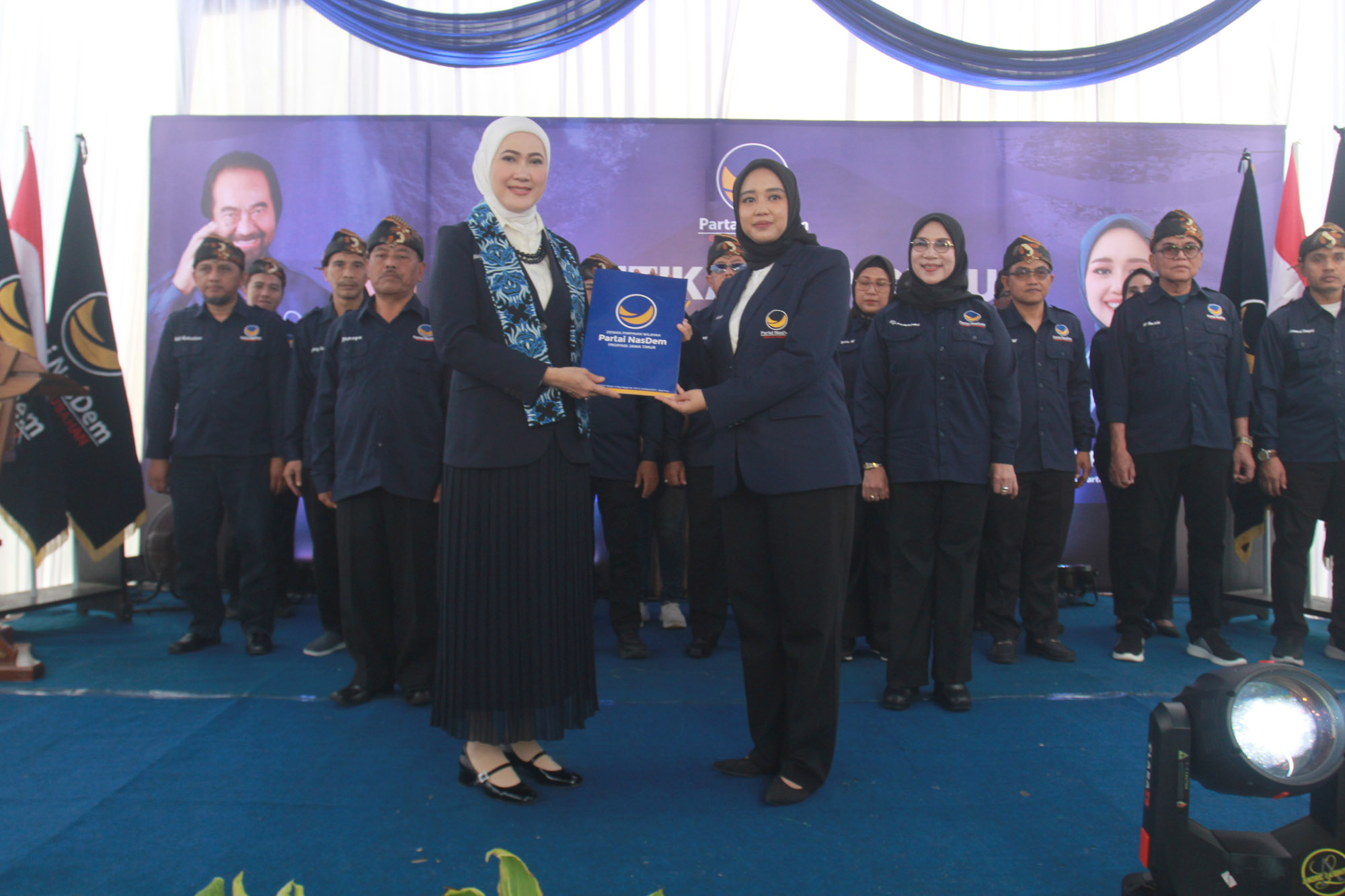 RESMI: Hj. Dini Rahmania menerima SK Pengurus DPD Partai NasDem Kabupaten Probolinggo dari Ketua DPW Partai NasDem Provinsi Jatim Lita Machfud Arifin.