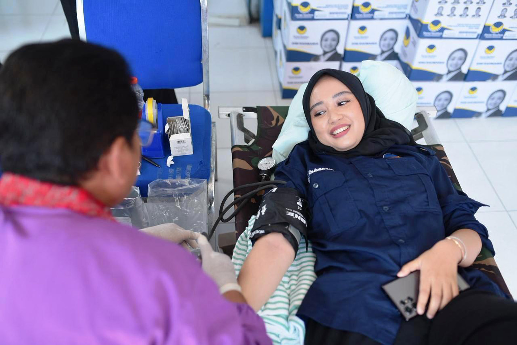 PEDULI: Ketua DPD Partai NasDem Kabupaten Probolinggo Hj. Dini Rahmania mendermakan darahnya sebelum prosesi pelantikan pengurus digelar.
