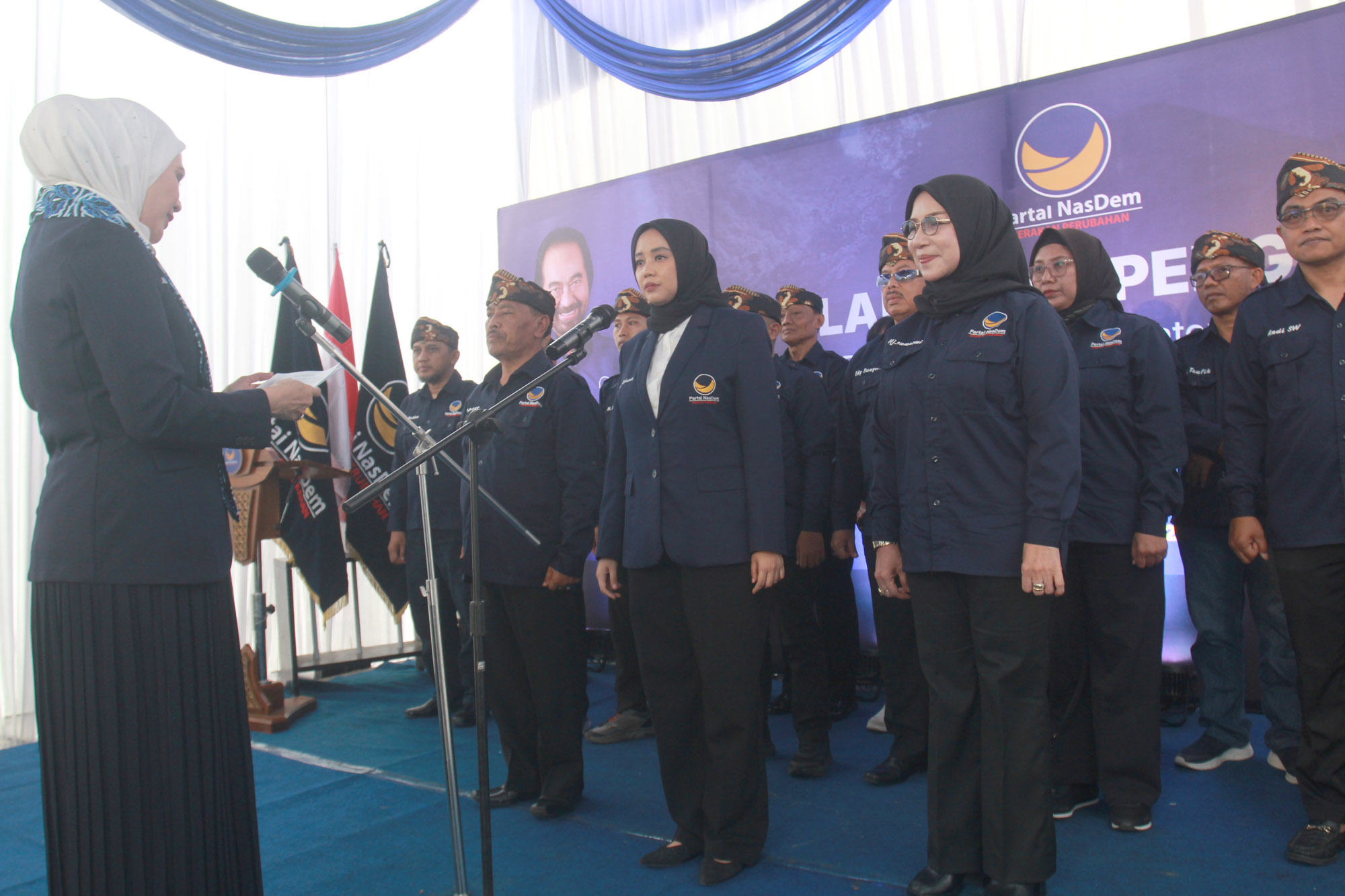 PELANTIKAN: Ketua DPW Partai NasDem Provinsi Jatim Lita Machfud Arifin membacakan naskah pelantikan.