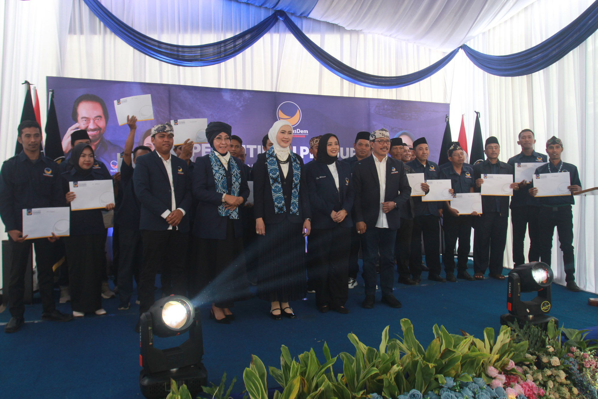 KECAMATAN: Hj. Dini Rahmania, Lita Machfud Arifin, dan H. Aminurrokhman berfoto bersama usai menyerahkan SK struktur Dewan Pengurus Daerah (DPD) Partai NasDem Kabupaten Probolinggo.