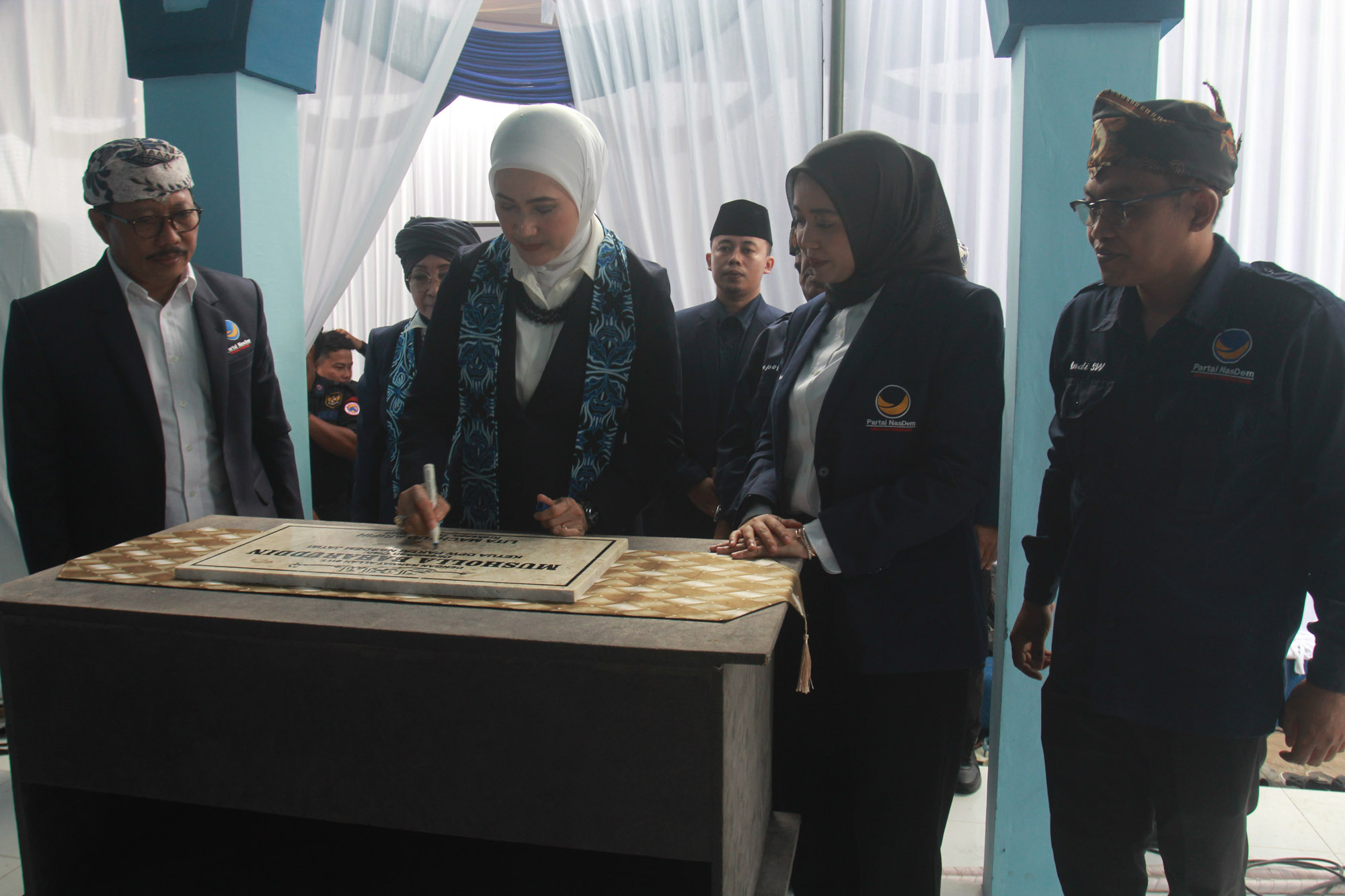 PERESMIAN: Ketua DPW Partai NasDem Provinsi Jatim Lita Machfud Arifin menandatangani prasasti peresmian Mushola Baharudin.