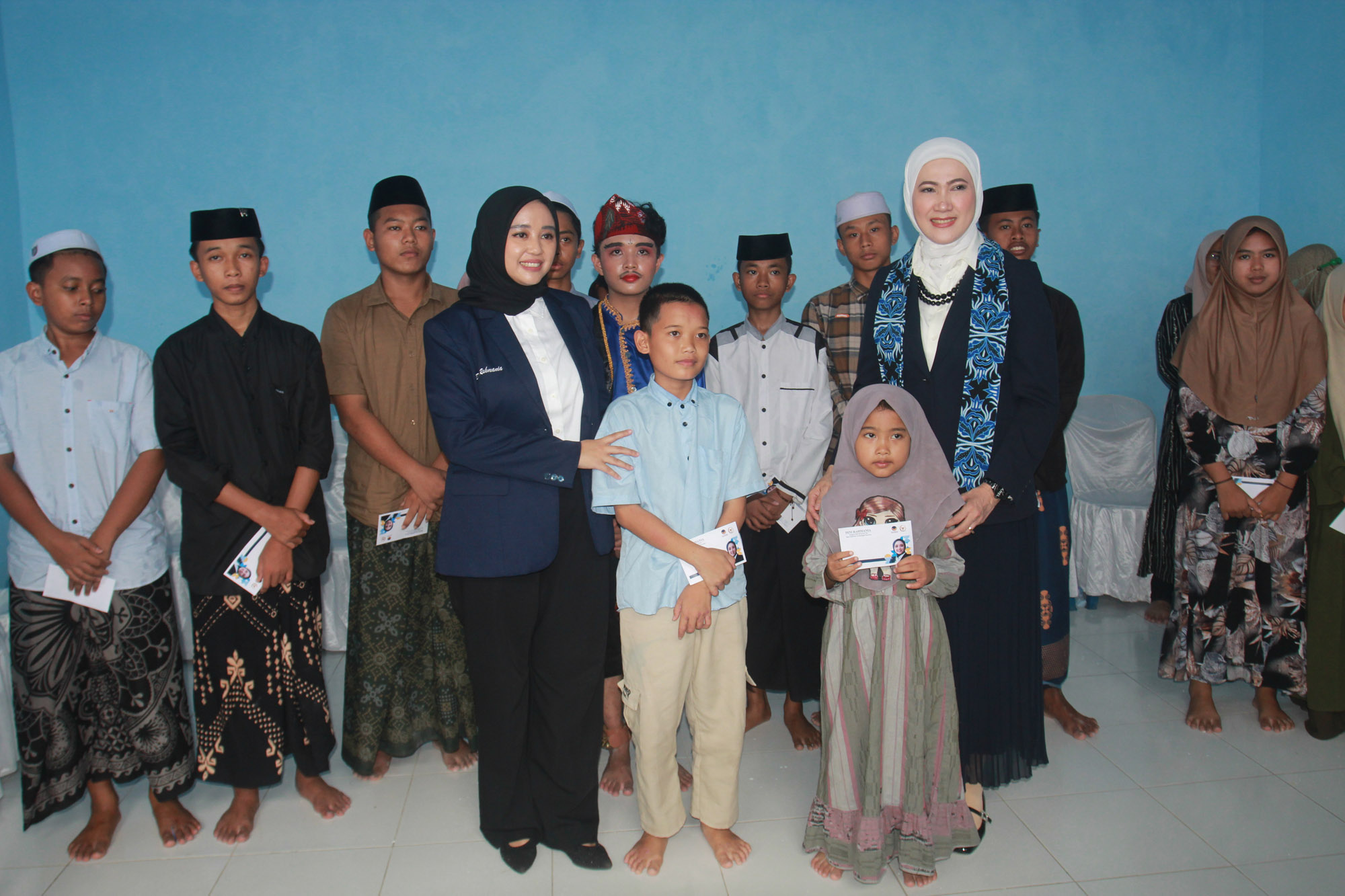 SANTUNAN: Ketua DPD NasDem Kabupaten Probolinggo Hj. Dini Rahmania dan Ketua DPW Partai NasDem Provinsi Jatim Lita Machfud Arifin usai menyerahkan santunan anak yatim.